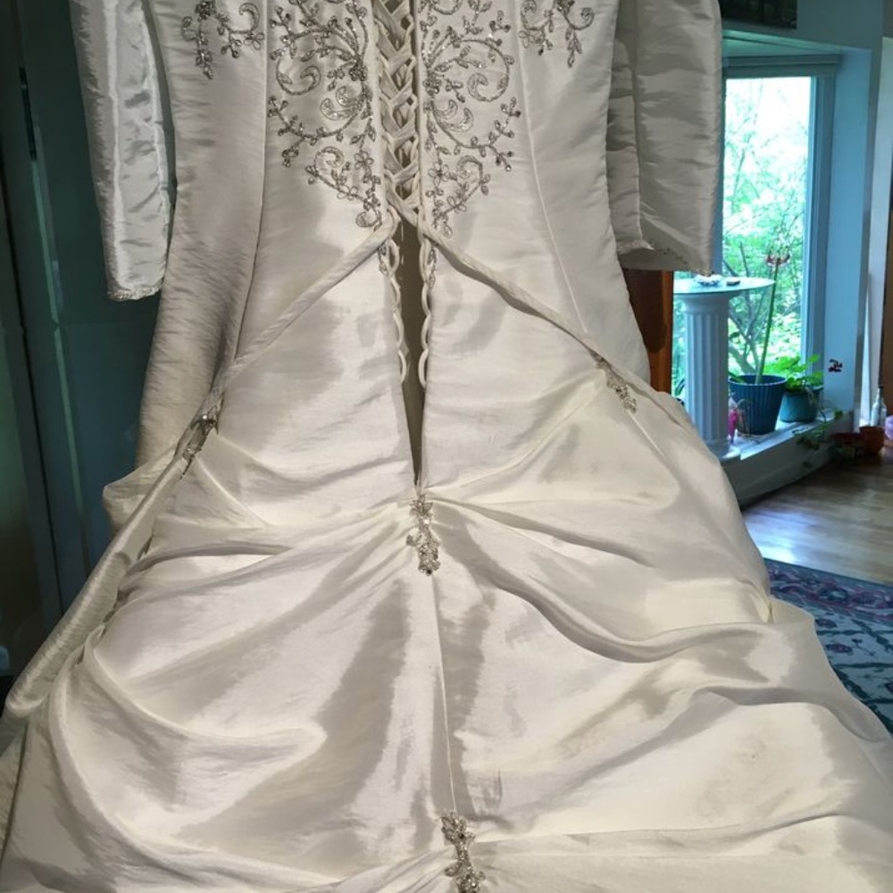 Wedding gown - Picture 3 of 6